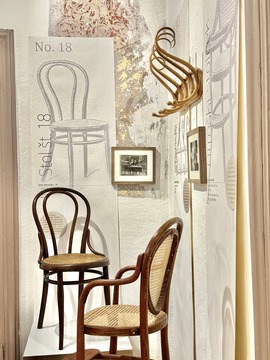 Čar in lepota upognjenega lesa od Thoneta do danes